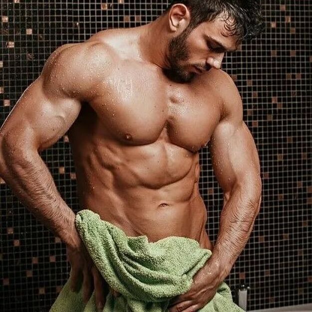 lelaki mandi sebelum melakukan latihan pembesaran zakar