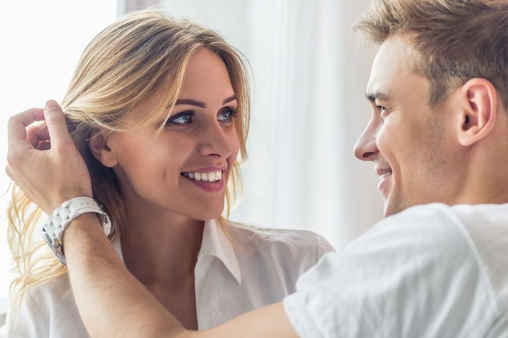 pasangan bahagia bercinta